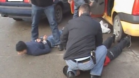 Tâlhărit în propria locuință de către trei indivizi