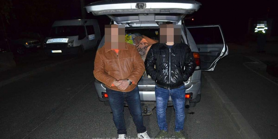 Transportau în miez de noapte mii de pachete cu țigări de contrabandă