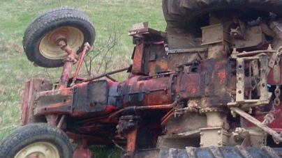 Accident în comuna Ieud: Un bărbat și un adolescent s-au răsturnat cu tractorul