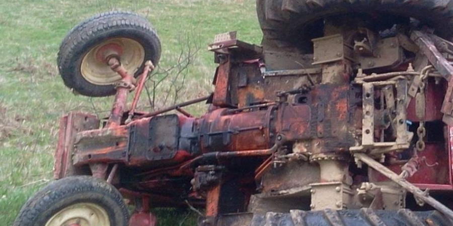 Tractor răsturnat în Remetea Chioarului; Șoferul era beat