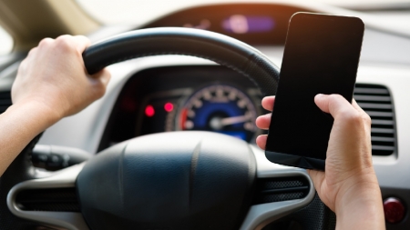 Cât de costisitoare a devenit atingerea telefonului mobil în timp ce conduci mașina