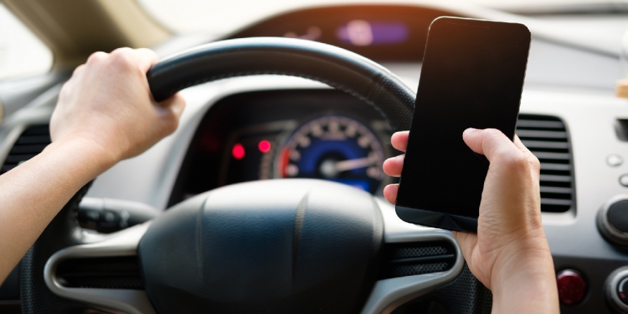 Cât de costisitoare a devenit atingerea telefonului mobil în timp ce conduci mașina