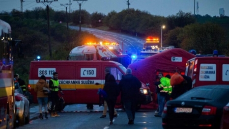 13 morți și 20 de răniți după ce un autocar a lovit un camion