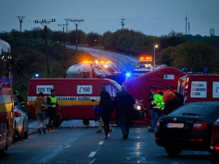 13 morți și 20 de răniți după ce un autocar a lovit un camion