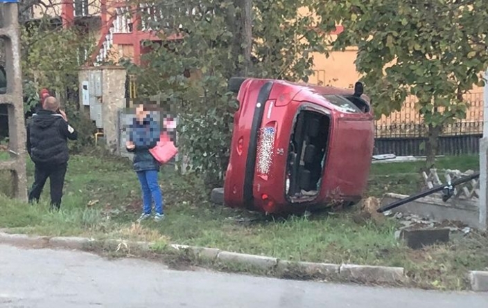 Un rănit și o mașină răsturnată, în două accidente