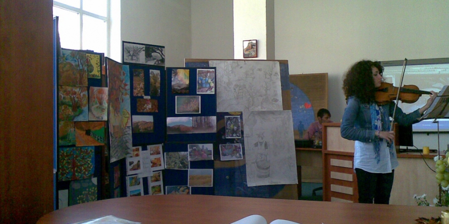 „Dialogul artelor. Culorile toamnei” la Biblioteca Județeană