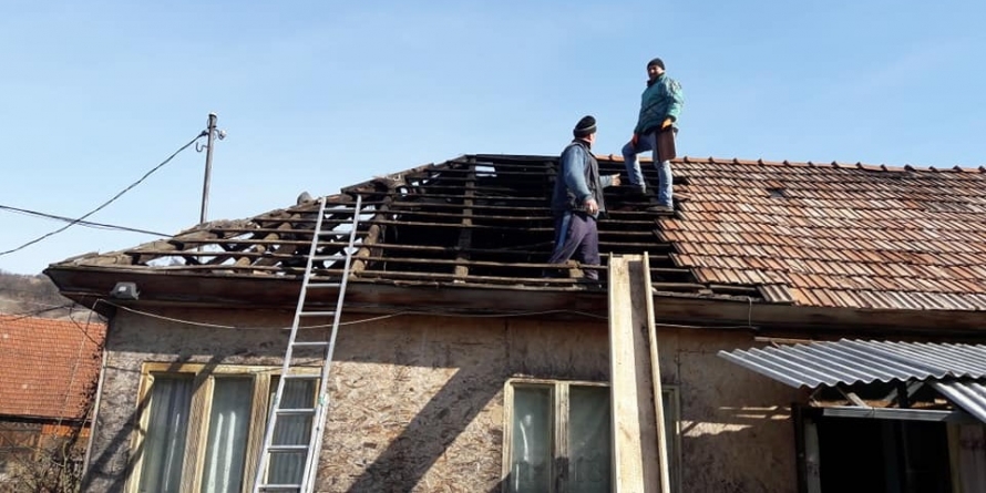 Trei copii ce au doar mamă și bunică au nevoie de ajutor în prag de iarnă (GALERIE FOTO)