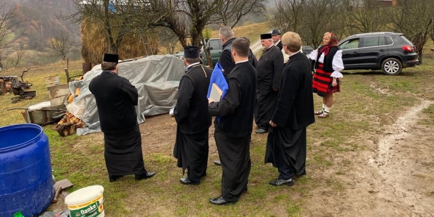 Sectorul filantropic al episcopiei va cumpăra o casă pentru cei opt copii din Bârsana, rămași fără tată