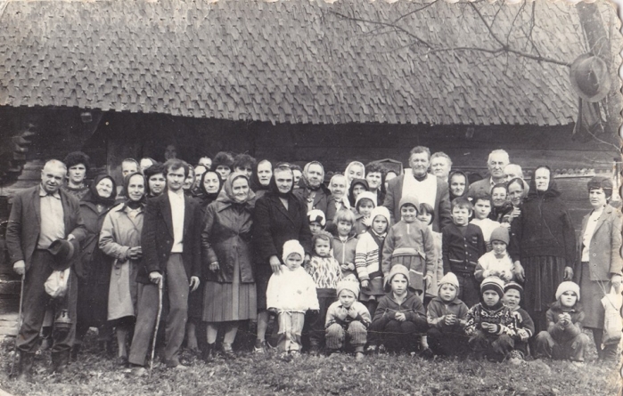 Expoziție de fotografii și obiecte vechi la biserica de lemn din Drăghia