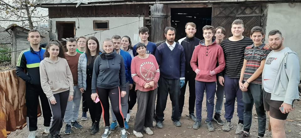 Tinerii ortodocși au dat o mână de ajutor în gospodăria unei familii din Groși