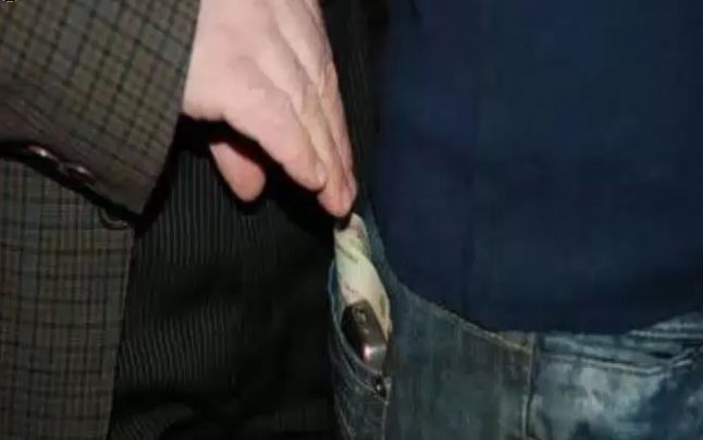 Băimăreancă cercetată după ce a furat din buzunarul unui sătmărean