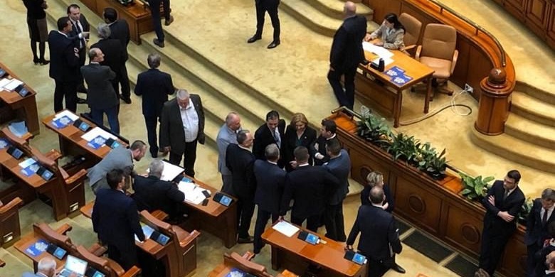 Avem guvern votat de Parlament, cu numire semnată de președintele țării, mai rămâne să jure la Cotroceni