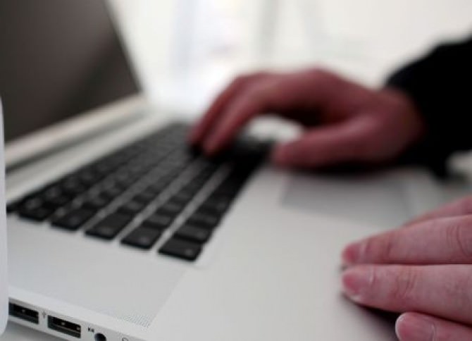 Fraude prin mijloace de plată electronice: Unor persoane li s-au furat de pe card 400, respectiv 900 de lei