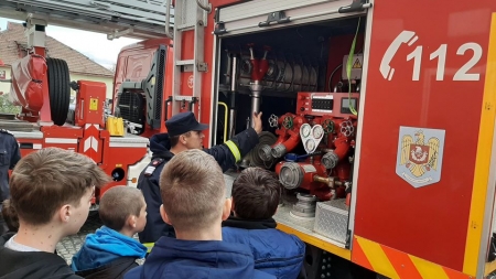 Elevi de la școala din Tăuții de Sus au preluat pentru o zi ștafeta de la pompieri