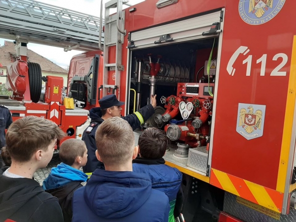 Elevi de la școala din Tăuții de Sus au preluat pentru o zi ștafeta de la pompieri