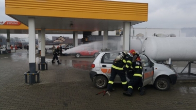 Pompierii au avut treabă la o stație de carburanți din Sighet (GALERIE FOTO)