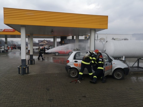 Pompierii au avut treabă la o stație de carburanți din Sighet (GALERIE FOTO)