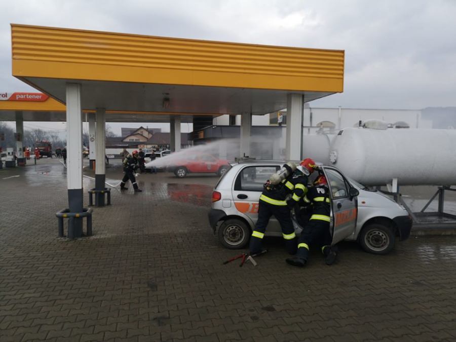 Pompierii au avut treabă la o stație de carburanți din Sighet (GALERIE FOTO)