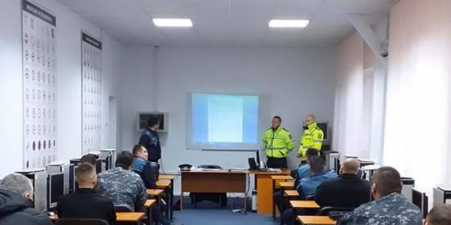Un agent de la rutieră a fost învățat în Ungaria cum să facă instrucție cu colegii săi