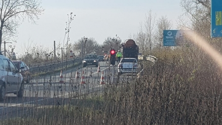 Se astupă gropile de pe podul de la Lăpușel! (GALERIE FOTO)