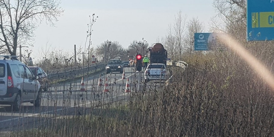 Se astupă gropile de pe podul de la Lăpușel! (GALERIE FOTO)
