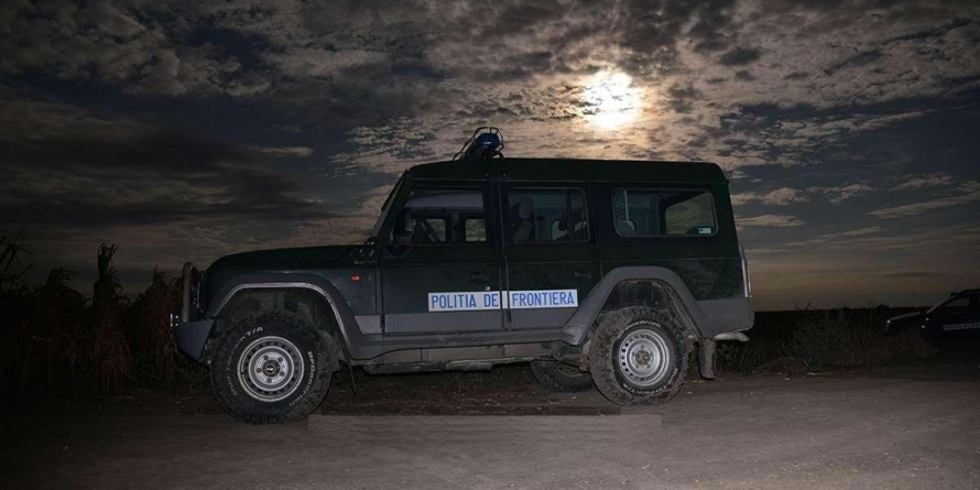 Au luat un taxi, sperând că așa vor putea trece ilegal granița