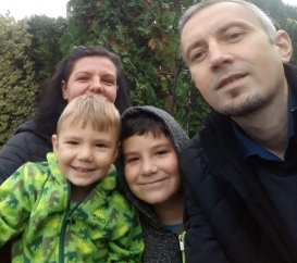 Lovit de o boală nemiloasă, un preot are nevoie de ajutor, pentru a mai trăi lângă cei doi copilași ai săi