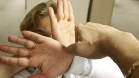 A ajuns după gratii după ce a recidivat în a-și amenința și lovi mama