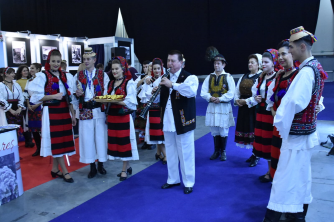 Standul Maramureșului, ca un magnet pentru vizitatori încă din prima zi a Târgului de Turism al României (GALERIE FOTO)