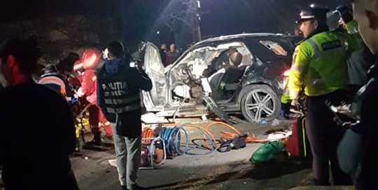 Mașină făcută zob lângă cimitir, iar ocupanții au ajuns la spital