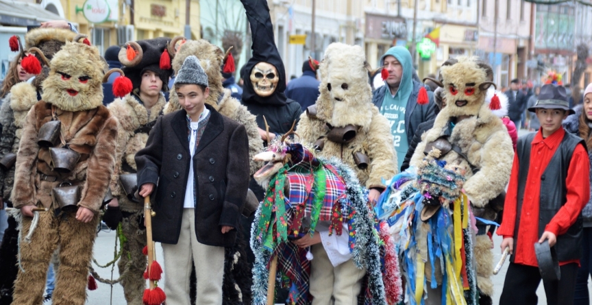 Sărbătoare pe străzile Sighetului, la Festivalul de Datini și Obiceiuri de Iarnă ”Marmația” (GALERIE FOTO)