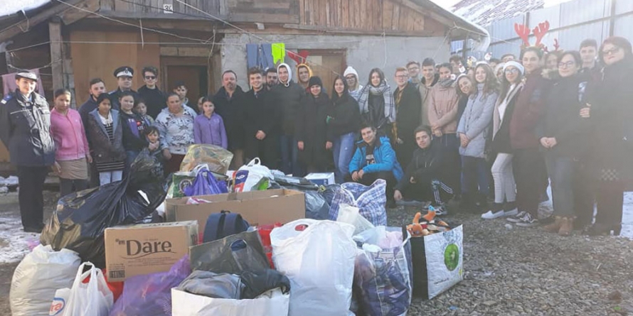 O văduvă cu 14 copii a primit donații de la jandarmii și de la elevii de la „Eminescu”