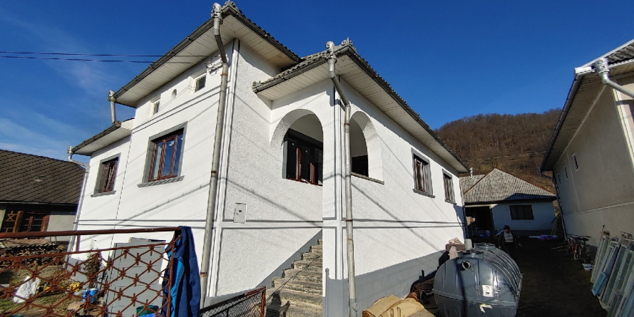 Darnic Moș Crăciun: aduce case pentru cei opt copilași din Bârsana și pentru o familie din Vișeu de Sus