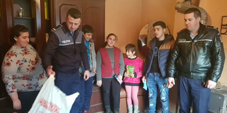 Două familii din Măgureni au primit daruri din partea polițiștilor maramureșeni