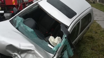 Accident în Ilba: Un șofer cu alcool la bord a intrat cu mașina într-un gard și într-un podeț. A ajuns la spital