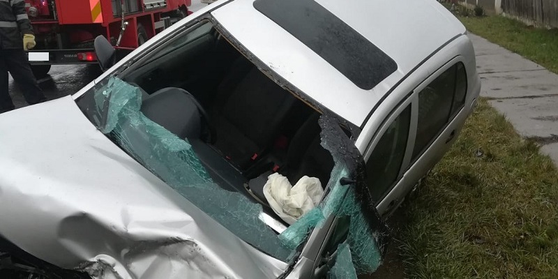 Accident în Ilba: Un șofer cu alcool la bord a intrat cu mașina într-un gard și într-un podeț. A ajuns la spital