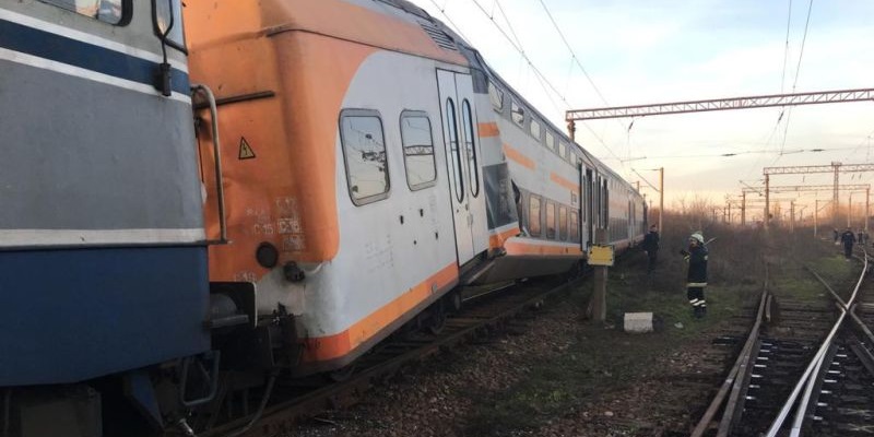 11 răniți după o ciocnire frontală între un tren de persoane și altul de marfă
