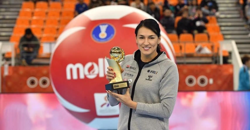Neagu the best – căpitanul naţionalei a primit trofeul de cea mai bună jucătoare a lumii din partea IHF