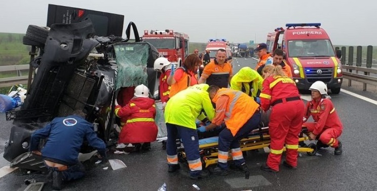 Când autoturismul mic răstoarnă microbuzul mare