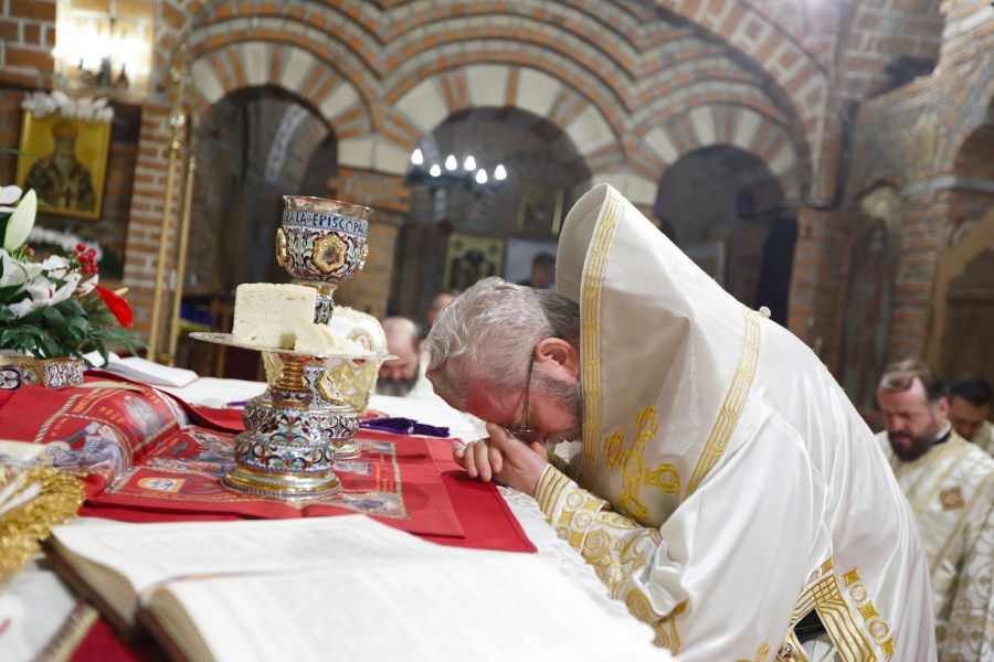 Episcopul Iustin: ”Sărbătoarea Crăciunului este cea mai frumoasă dintre sărbători” (galerie foto)