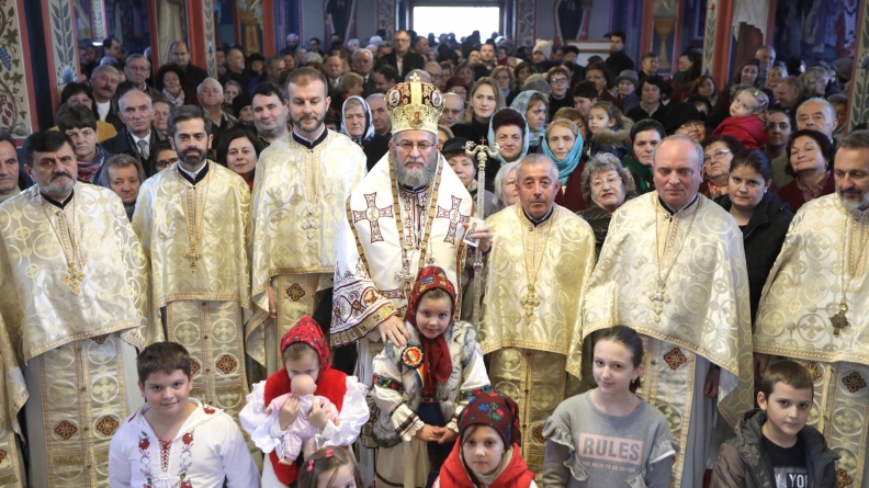 Episcopul Iustin: ”Românii s-au încreştinat în lumină, nu în mod forţat, nu cu sabia” (GALERIE FOTO)