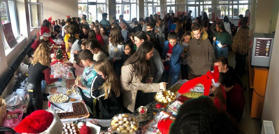 La Colegiul „Vasile Lucaciu”, târg de Crăciun desfășurat în pauza mare