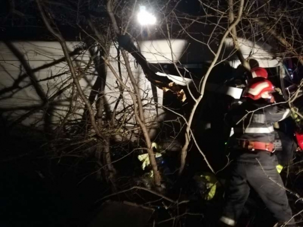 Doi morți și șapte răniți după ce un microbuz care transporta români din Londra s-a izbit de copacii de pe marginea drumului