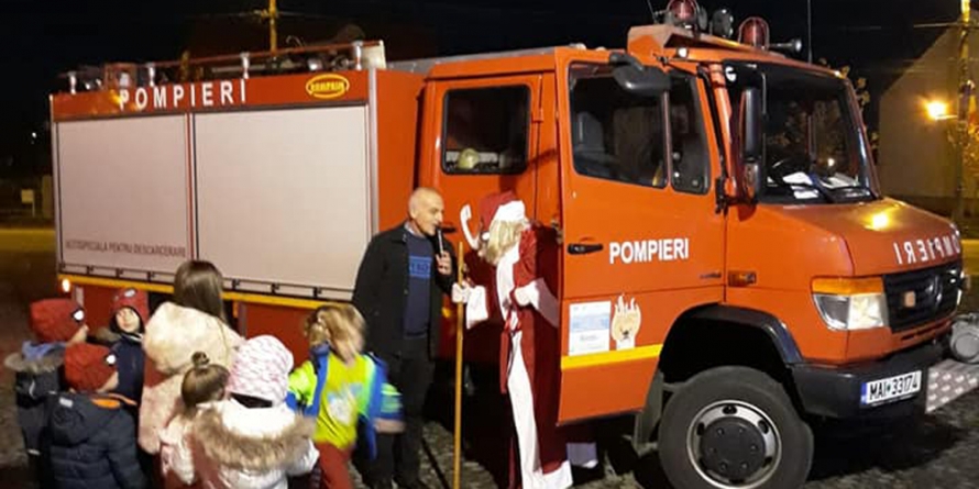 La unii copii, Moș Crăciun a ajuns cu autospeciala de descarcerare (GALERIE FOTO)