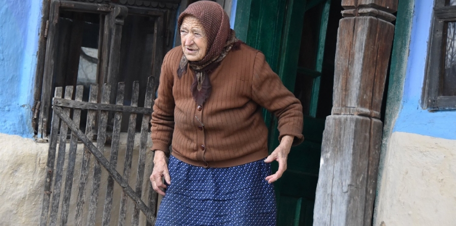 Cum întâmpină Crăciunul nonagenarii din Fărcașa  (GALERIE FOTO)