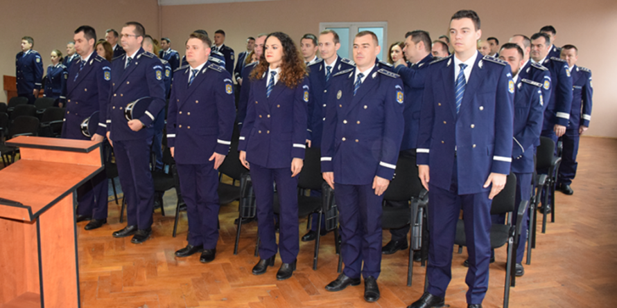 20 de polițiști avansați în grad înainte de termen