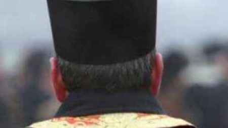 Preotul care cere bani pentru înmormântare riscă să-şi piardă parohia