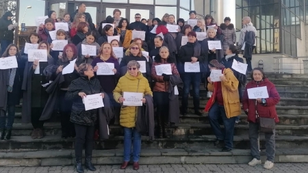 Grefierii protestează fiindcă li s-au abrogat pensiile ocupaționale (GALERIE FOTO și VIDEO)