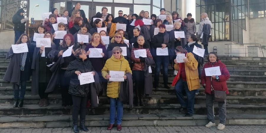 Grefierii protestează fiindcă li s-au abrogat pensiile ocupaționale (GALERIE FOTO și VIDEO)