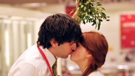 Cuplurile care se sărută sub vâsc în noaptea de revelion vor fi fericite tot anul